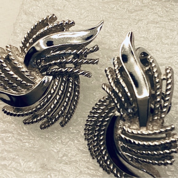 Trifari Brooch with matching Earrings - Picture 4 of 7